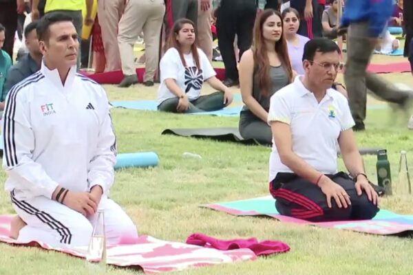 दिल्ली में 12वें अंतरराष्ट्रीय योग दिवस समारोह में शामिल हुए अक्षय कुमार, दिया फिट और स्वस्थ जीवन का संदेश